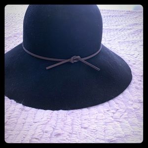 BNWT Aritzia Talula Black Hat
